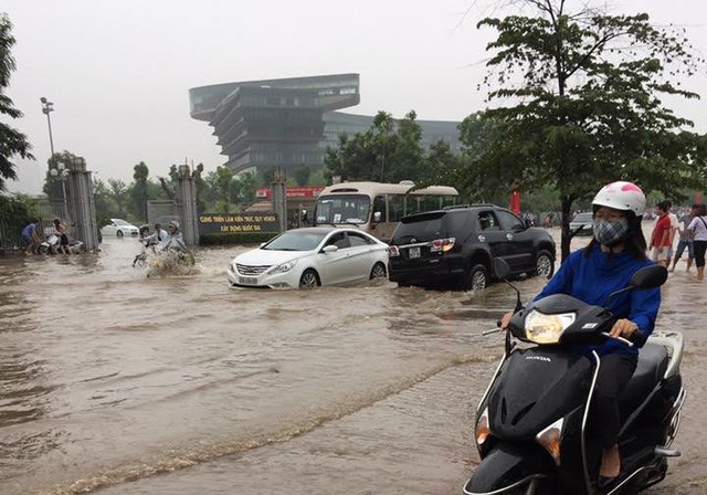 Sau trận mưa lớn đêm qua, nhiều khu dân cư và tuyến phố ở Hà Nội lâm vào cảnh ngập nặng. (Thời sự trưa 25/5/2016)